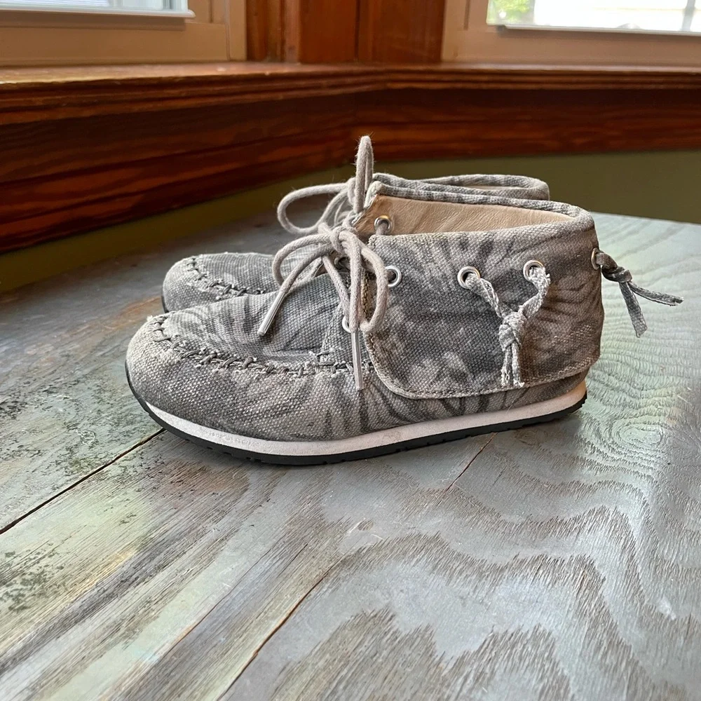 Akid gray camo moccasin shoes | size 10